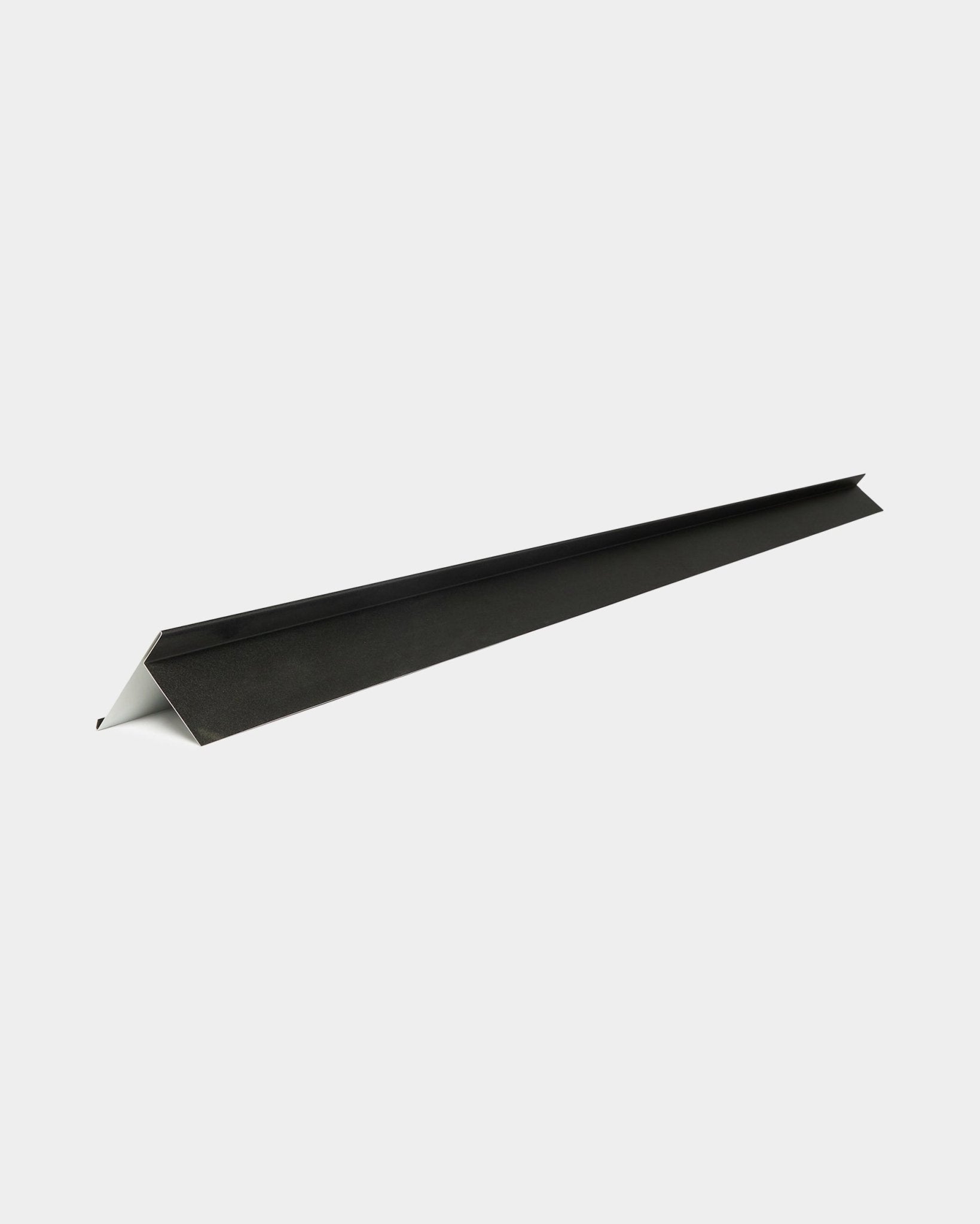 WoodUpp Aluwood dekkende kantprofil, 240 cm, i black aluminium med hvit underside, plassert diagonalt på en hvit bakgrunn. For utendørs fasadepaneler.